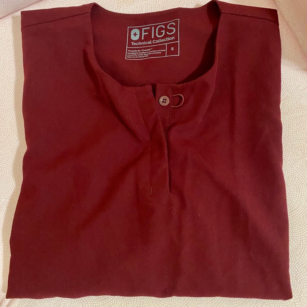 FIGS Burgundy ❤️ KASANE Scrub Top
